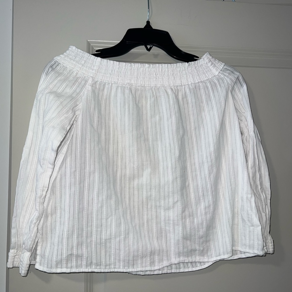 White Rag & Bone off the shoulders flowy shirt!